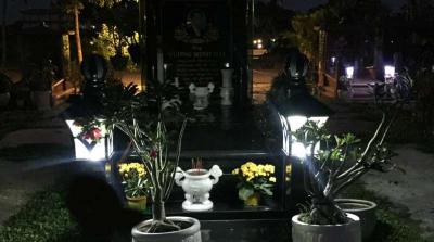 Đèn chiếu sáng nhà mồ