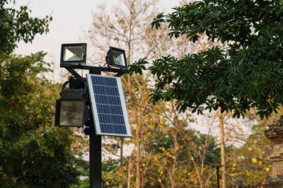 Đèn Pha Năng Lượng Mặt Trời – Giải Pháp Chiếu Sáng Đột Phá Cho Cuộc Sống Hiện Đại