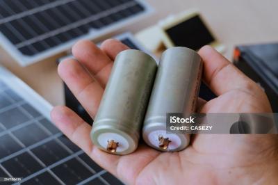 Pin LiFePO4 So Với Lithium-ion: Vì Sao Đây Là Lựa Chọn Tối Ưu Cho Đèn Năng Lượng Mặt Trời?