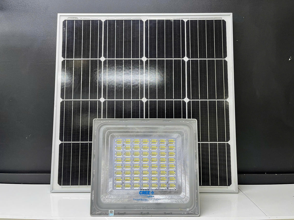 Đèn pha năng lượng mặt trời 500W Roiled kèm tấm pin rời, phù hợp chiếu sáng sân vườn, cổng nhà và khu vực ngoài trời.