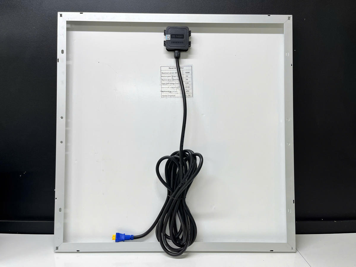 Mặt sau tấm pin của bộ đèn pha năng lượng mặt trời 400W với dây kết nối và hộp kỹ thuật.