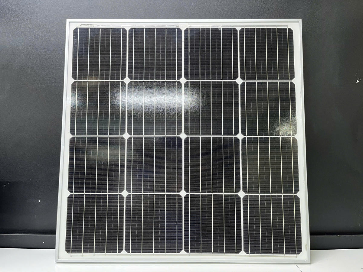 Tấm pin rời của đèn pha năng lượng mặt trời 400W, thiết kế khung nhôm chắc chắn cho lắp đặt ngoài trời.