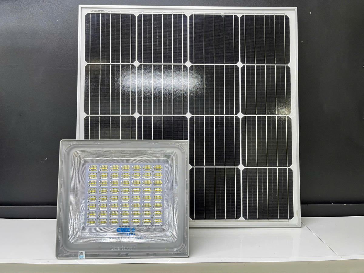 Bộ đèn pha năng lượng mặt trời Roiled 400W thực tế gồm đèn LED và tấm pin sạc rời.