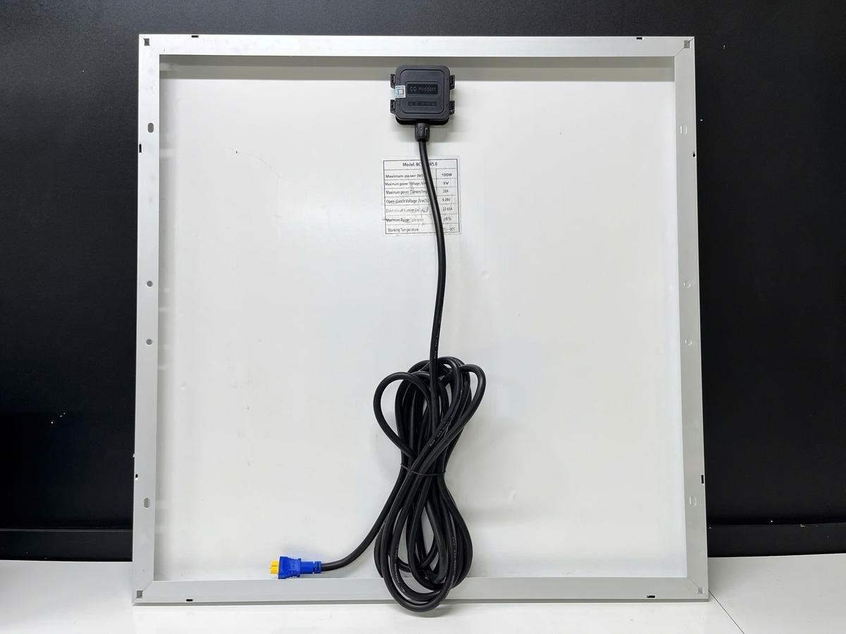 Mặt sau tấm pin đèn năng lượng mặt trời Roiled 400W với dây nối dài và đầu jack kết nối chắc chắn.