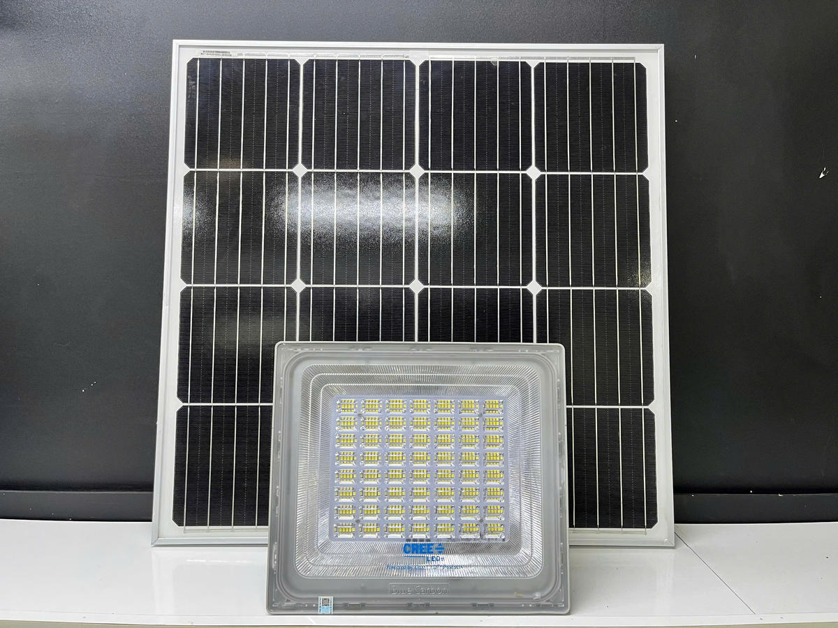 Bộ đèn pha năng lượng mặt trời 400W Roiled chính hãng với đèn LED và tấm pin sạc rời.