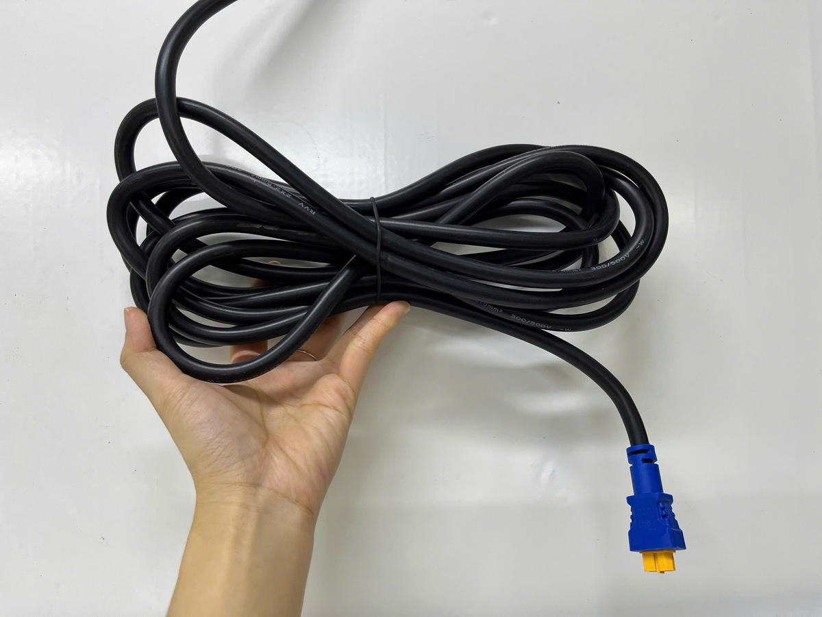 Dây nối tấm pin của đèn pha năng lượng mặt trời 400W, hỗ trợ lắp đặt linh hoạt giữa đèn và tấm pin.