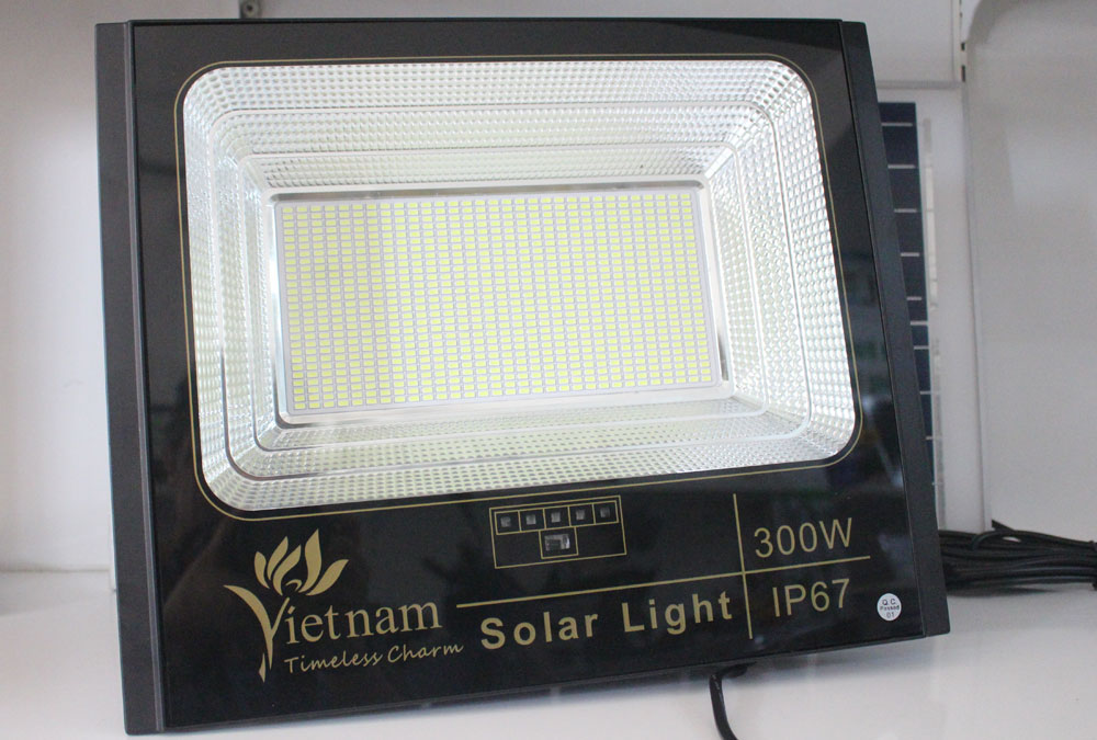 Đèn pha năng lượng mặt trời 300w Vietnam XN-JBP300 giá siêu rẻ siêu sáng