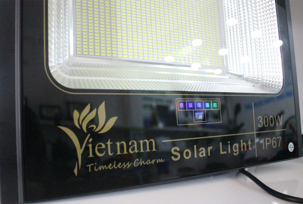 Đèn pha năng lượng mặt trời 300w Vietnam XN-JBP300 giá siêu rẻ siêu sáng