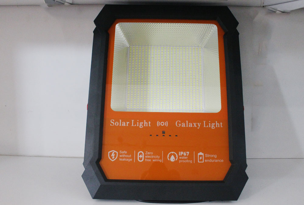 Đèn pha năng lượng mặt trời 500w vỏ nhựa Xenon XN-CS500 giá rẻ