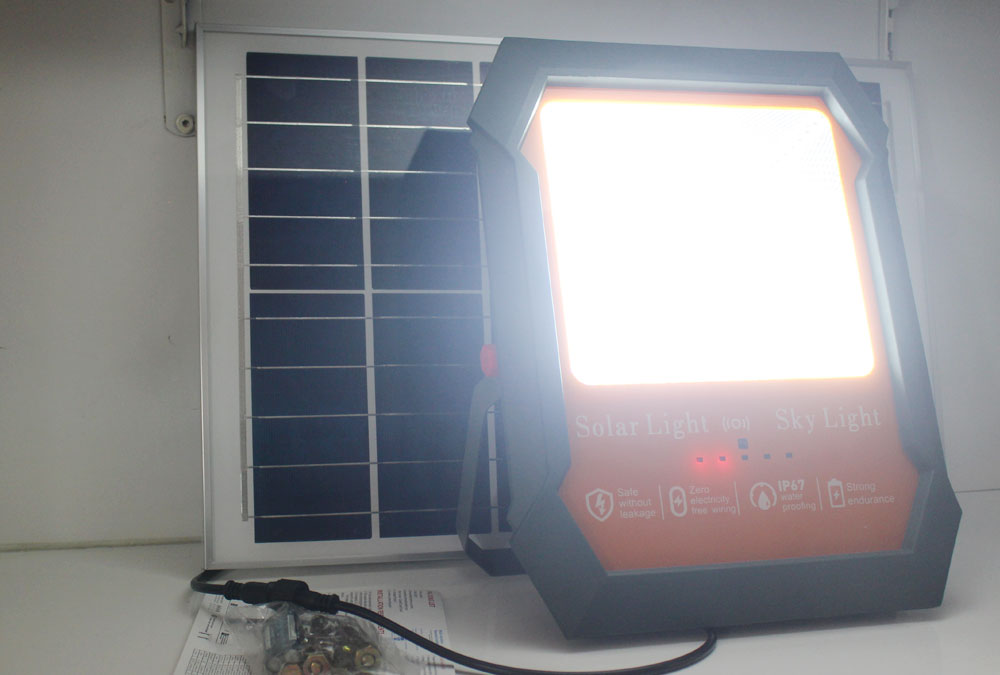 Đèn Pha Năng Lượng Mặt Trời 300w Vỏ Nhựa Xenon XN-CS300 Giá Rẻ