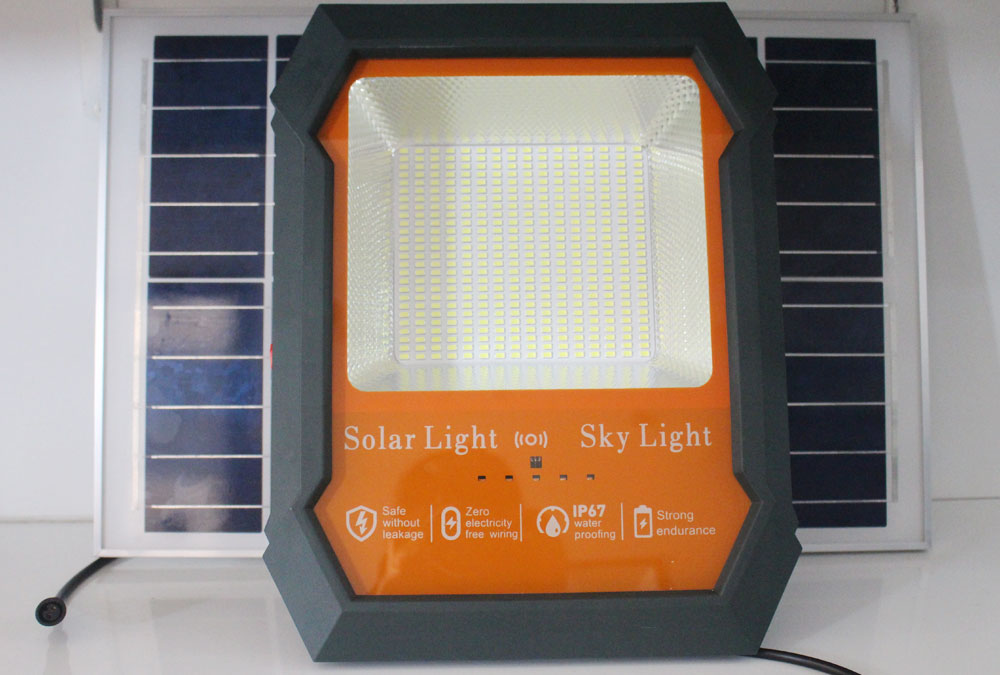 Đèn Pha Năng Lượng Mặt Trời 300w Vỏ Nhựa Xenon XN-CS300 Giá Rẻ
