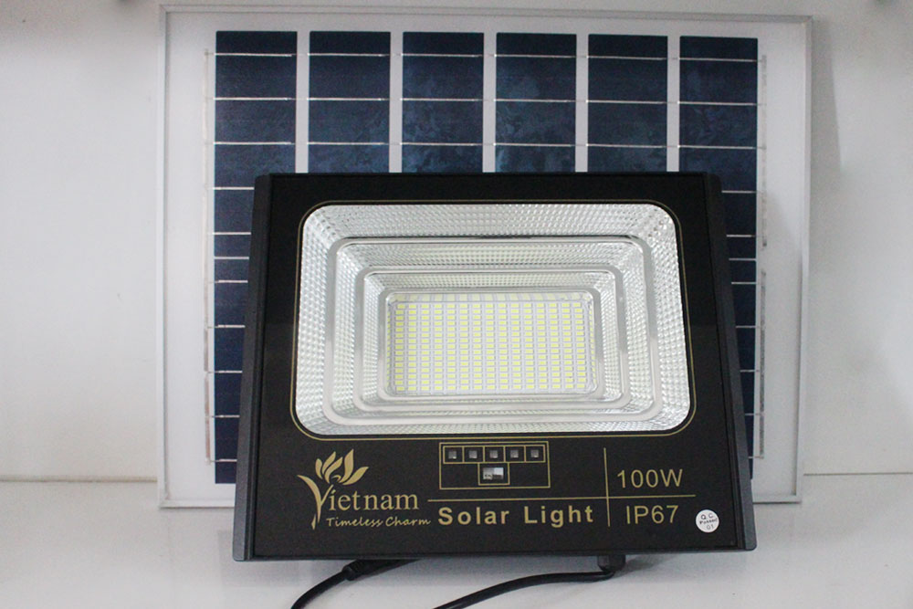 Đèn pha năng lượng mặt trời 100w Vietnam XN-JBP100 giá rẻ siêu sáng