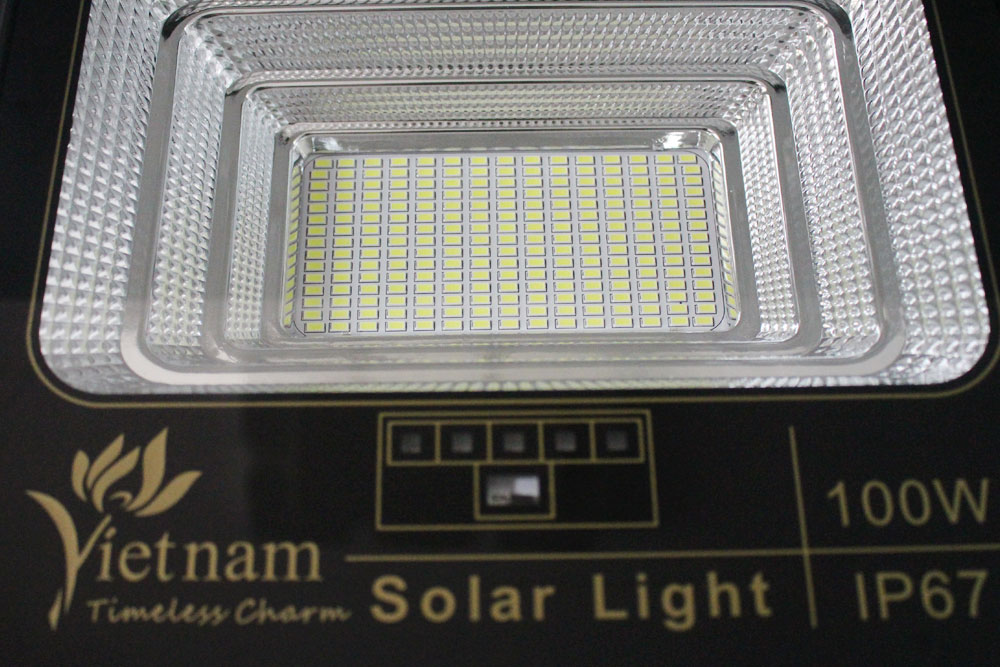 Đèn pha năng lượng mặt trời 100w Vietnam XN-JBP100 giá rẻ siêu sáng