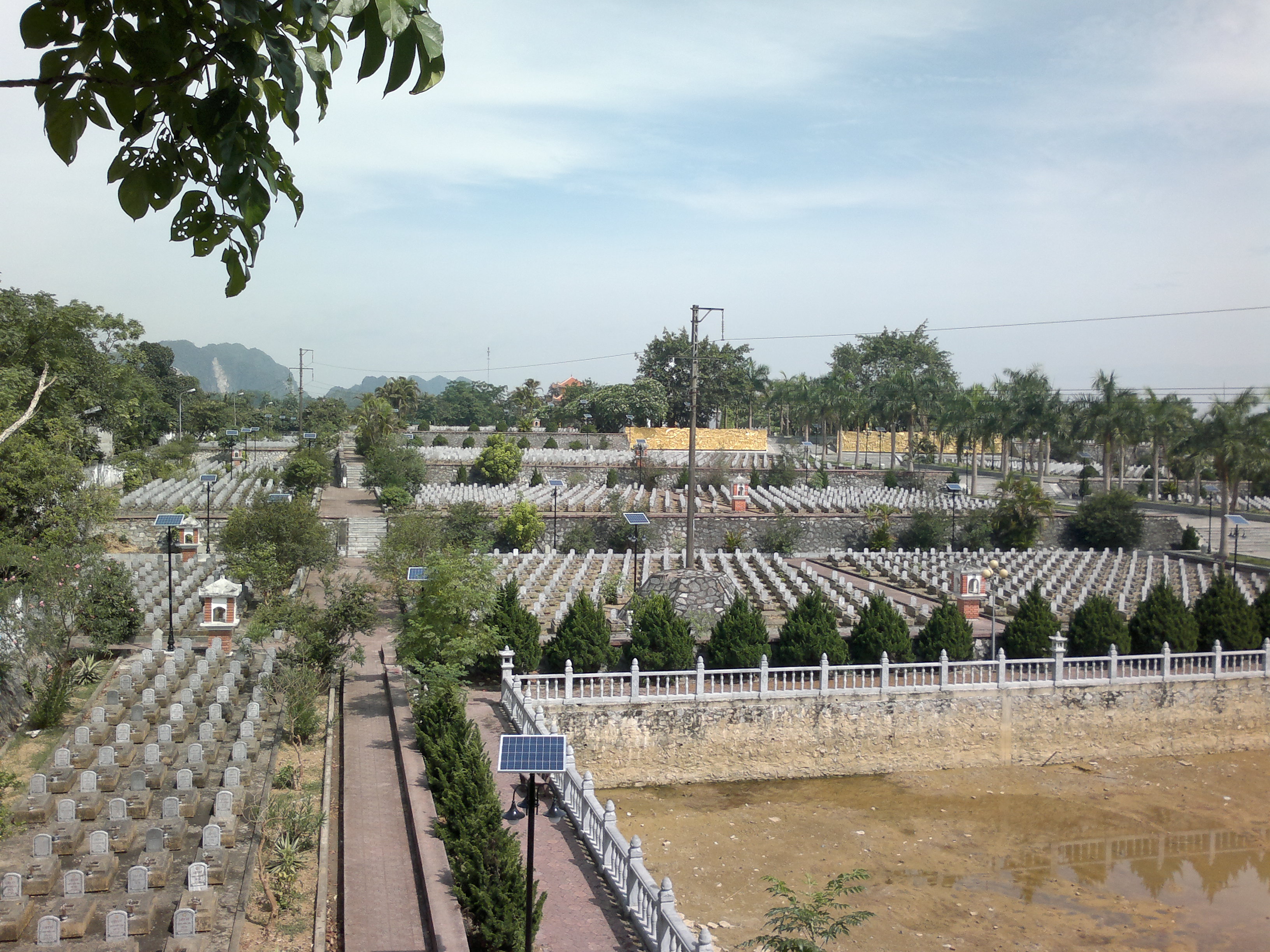 Đèn chiếu sáng nghĩa trang