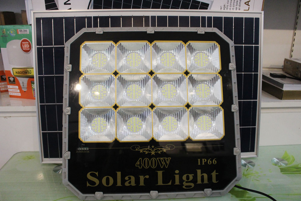 Đèn pha năng lượng mặt trời